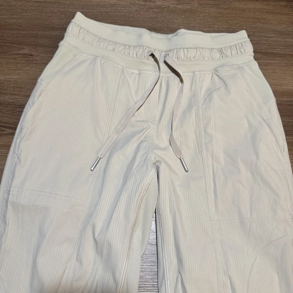 LULULEMON Dance Pant Studio Mid Rise Lined Crop  Size 2  25